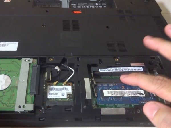 Hướng dẫn tháo RAM trên laptop